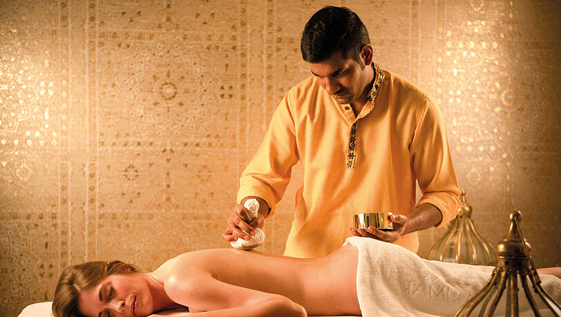 Ayurveda Kräuterstempelmassage. Ayurveda Kräuterstempelmassage.