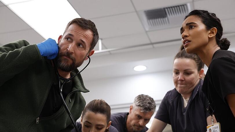 Die mit Preisen überschüttete Krankenhausserie "The Pitt" mit "ER"-Star Noah Wyle (l.) startet in Deutschland. Die mit Preisen überschüttete Krankenhausserie "The Pitt" mit "ER"-Star Noah Wyle (l.) startet in Deutschland.
