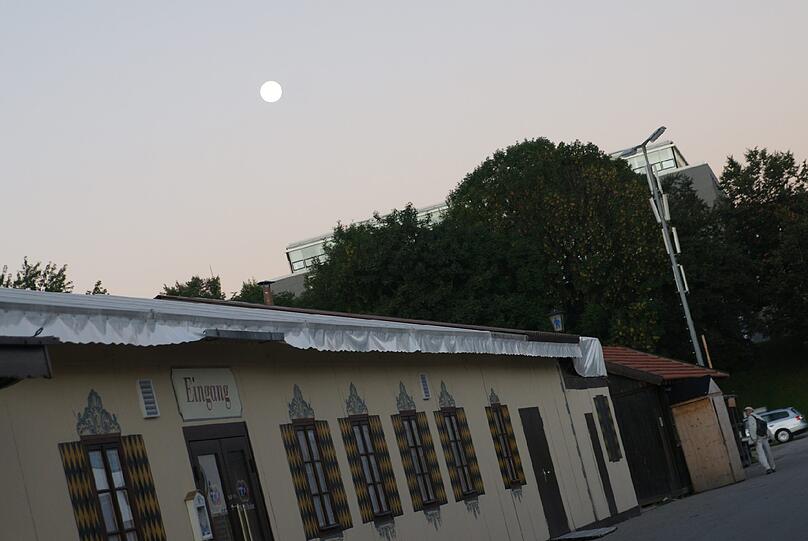 Die Seiteneingänge der Zelte bei Sonnenaufgang: Am Samstag werden die Besucher hier wieder diskutieren, überreden und kaum mit weiblichen Reizen geizen: "Ich hab zwar keine Reservierung, ich muss aber unbedingt ins Zelt"