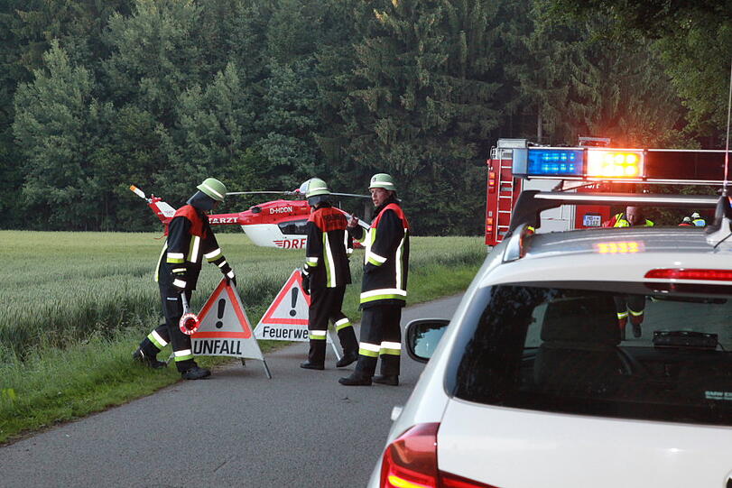 Bei einem schweren Verkehrsunfall sind am Sonntag vier Männer schwer verletzt worden. Die Unfallursache ist noch ungeklärt. Der Fahrer des BMW war von der Straße abgekommen und in eine Baumgruppe gerast - die Bilder des Unfalls.