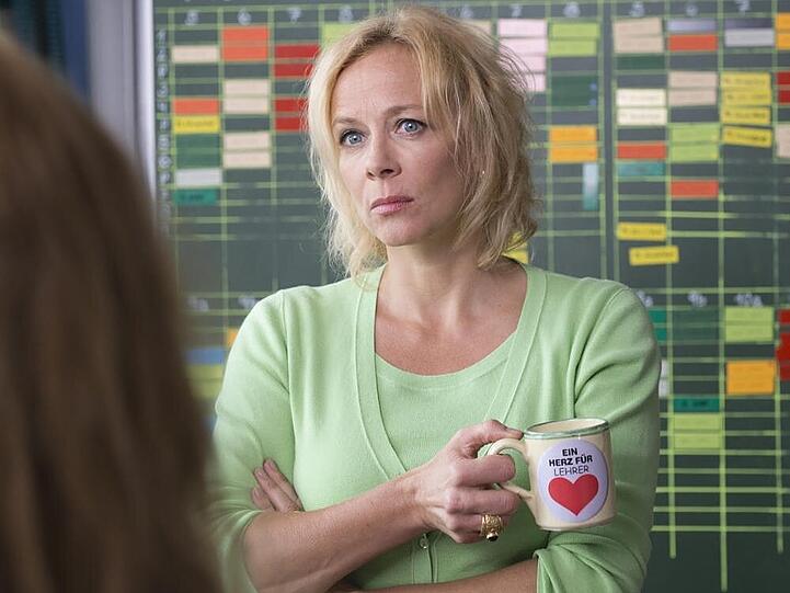 Direktorin Gudrun Gerster (Katja Riemann) leidet unter Kreidefingern und kaltem Kaffee