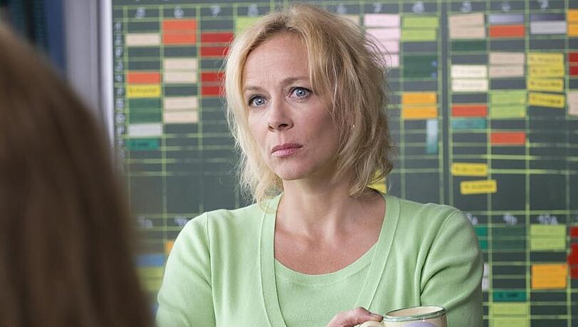 Direktorin Gudrun Gerster (Katja Riemann) leidet unter Kreidefingern und kaltem Kaffee Direktorin Gudrun Gerster (Katja Riemann) leidet unter Kreidefingern und kaltem Kaffee