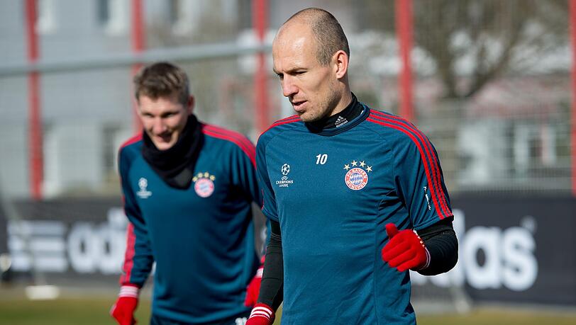 Die Bayern bei ihrem Abschlusstraining in München bevor sie am morgigen Mittwoch im Champions League Achtelfinale in London auf den FC Arsenal treffen. Die Bayern bei ihrem Abschlusstraining in München bevor sie am morgigen Mittwoch im Champions League Achtelfinale in London auf den FC Arsenal treffen.
