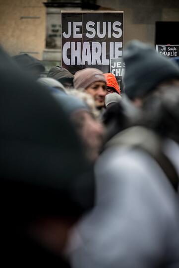 3000 Münchner gegen den Terror: Vor der Feldherren-Halle setzen viele soldarisch mit Paris ein Zeichen gegen Gewalt. Die Bilder...