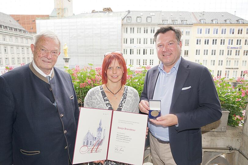 (v.l.): Henning Clewing vom Bezirksausschuss Allach-Untermenzing, Sonja Brandtner und Bürgermeister Josef Schmid.