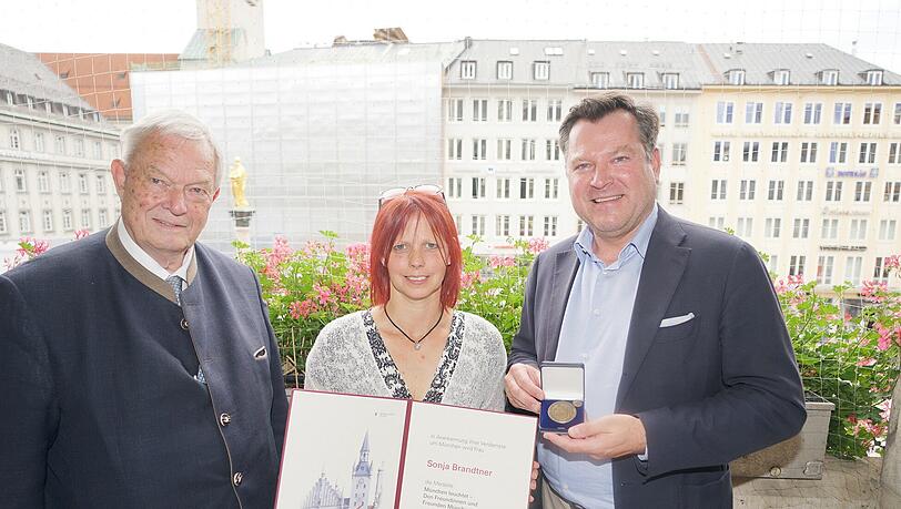 (v.l.): Henning Clewing vom Bezirksausschuss Allach-Untermenzing, Sonja Brandtner und Bürgermeister Josef Schmid. (v.l.): Henning Clewing vom Bezirksausschuss Allach-Untermenzing, Sonja Brandtner und Bürgermeister Josef Schmid.