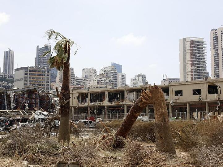 Blick auf zerstörte Gebäude nach einer Explosion im Hafen von Beirut.
