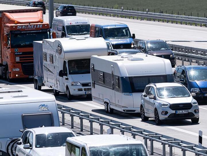 Fahrzeugkolonnen schieben sich im Stau über die Autobahn. Foto: Peter Steffen/dpa/Symbolbild