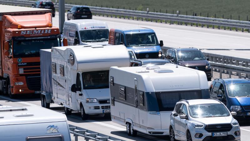 Fahrzeugkolonnen schieben sich im Stau über die Autobahn. Foto: Peter Steffen/dpa/Symbolbild Fahrzeugkolonnen schieben sich im Stau über die Autobahn. Foto: Peter Steffen/dpa/Symbolbild