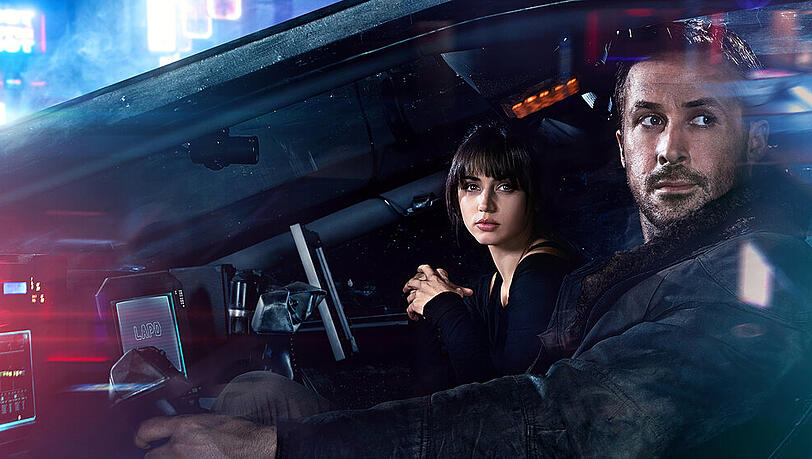 Blade Runner K (Ryan Gosling) und seine Hologramm-Frau (Ana de Armas) haben eine unglaubliche Entdeckung gemacht Blade Runner K (Ryan Gosling) und seine Hologramm-Frau (Ana de Armas) haben eine unglaubliche Entdeckung gemacht