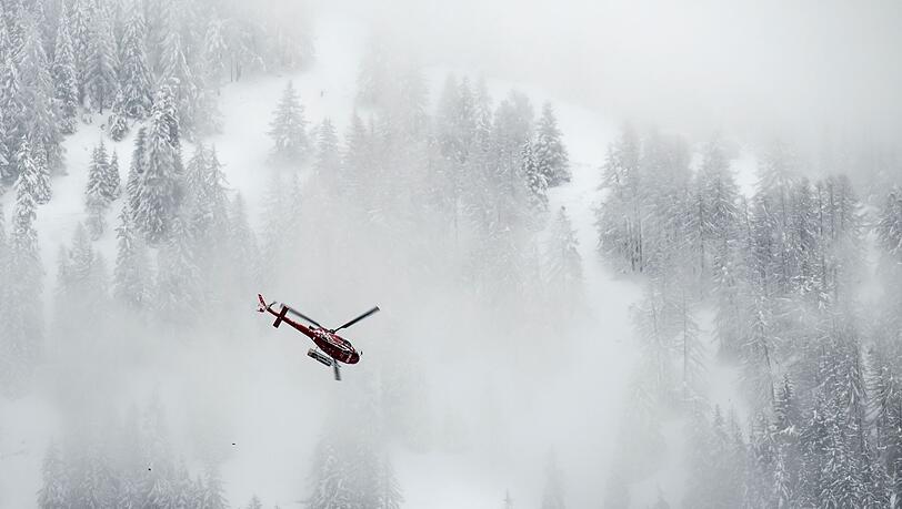 In der Schweiz sind die Leichen von fünf Skitourengängern entdeckt worden.