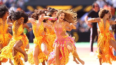 Shakira (Zweite von rechts) hatte in der Halbzeitshow des WM-Finales einen Auftritt.
