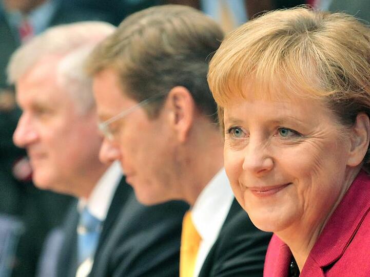 Horst Seehofer, Guido Westerwelle und Angela Merkel präsentieren den Koalitionsvertrag