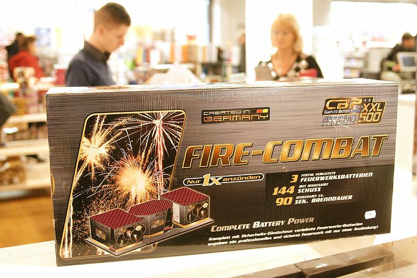 DIE MÄCHTIGSTE: Feuerspiralen, Verwandlungssterne, Knatter-Kometen, Crackling-Buketts oder Bombetten-Salven in Rot, Grün, Blau, Silber und Gold &ndash; das Ganze bis zu 40 Meter hoch geschleudert, 144 Schuss in 90 Sekunden: &bdquo;Fire Combat&ldquo; heißt die Groß-Batterie von Weco und sie ist das Mächtigste, was Karstadt am Bahnhofsplatz gerade zu bieten hat. Für 99,99 Euro gibt es furchterregende 1,5 Kilo Sprengladung.