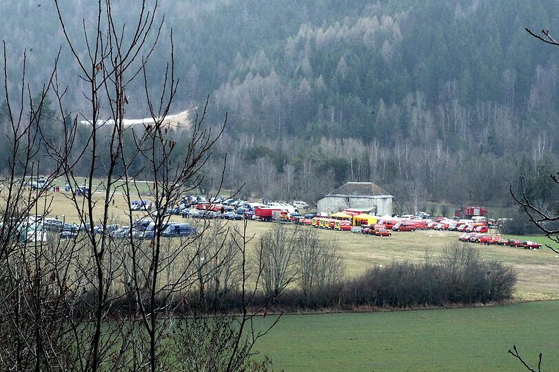 Rettungskräfte versuchen, die Trümmerteile und Leichen der verunglückten Germanwings-Maschine zu bergen