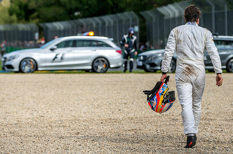Schock-Moment zum WM-Auftakt der Formel 1 in Melbourne. Fernando Alonso ist in einen Horror-Crash verwickelt. Die Bilder vom Unfall.