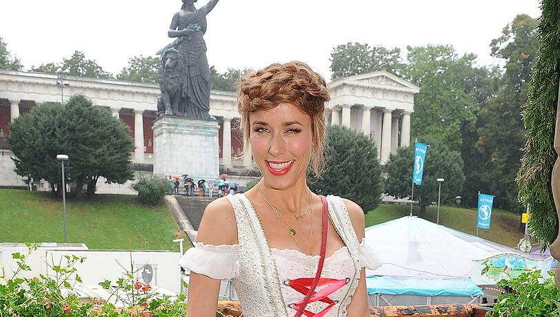 Sie war der Hingucker am ersten Wiesn-Wochenende: Pro7-Moderatorin Annemarie Carpendale. Sie war der Hingucker am ersten Wiesn-Wochenende: Pro7-Moderatorin Annemarie Carpendale.