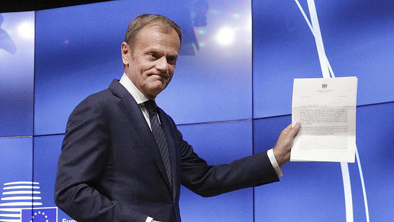 EU-Ratspräsident Tusk zeigt den Brief, den er von Premierministerin May zum Austritt Großbritanniens aus der EU bekommen hat.