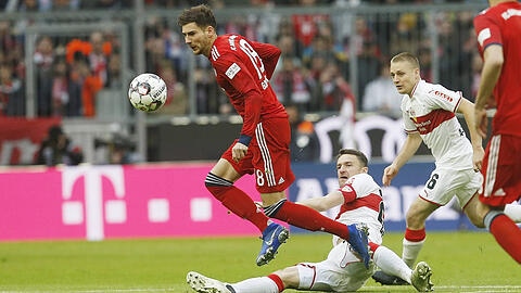 Leon Goretzka (l.) im Zweikampf mit Stuttgarts Christian Gentner.