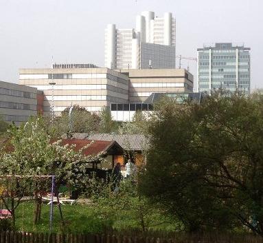 Das Bogenhausener Idyll mit Garten und Hochhaus.
