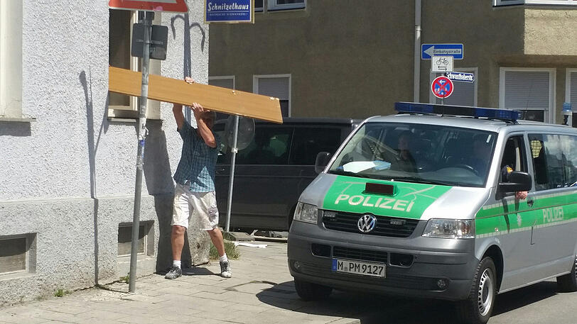 Aktivisten besetzten das "Schnitzelhaus" in der Holzapfelstraße 10. Polizisten beendeten die Aktion.