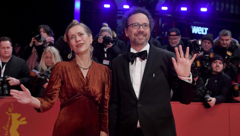 Carlo Chatrian und Mariette Rissenbeek kündigen an, dass die Berlinale 2021 "physisch" stattfinden wird. Carlo Chatrian und Mariette Rissenbeek kündigen an, dass die Berlinale 2021 "physisch" stattfinden wird.