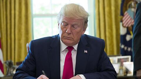 Donald Trump beim Unterzeichnen der jüngsten den Iran betreffenden Verfügung. Foto Alex Brandon/AP