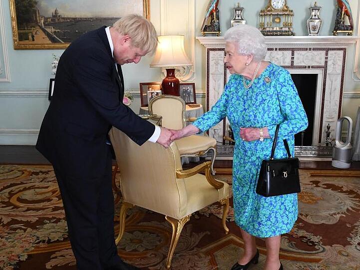 Tiefe Verbeugung: Königin Elizabeth II. begrüßt Boris Johnson, den neuen Chef der Konservativen Partei und designierten Premierministe,r im Buckingham-Palast.