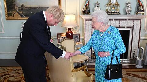 Tiefe Verbeugung: Königin Elizabeth II. begrüßt Boris Johnson, den neuen Chef der Konservativen Partei und designierten Premierministe,r im Buckingham-Palast.