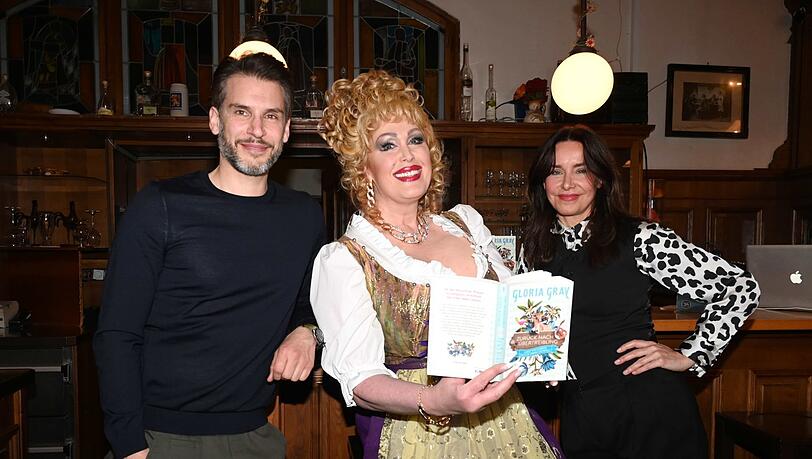 Gloria Gray (M.) mit Florian Odendahl und Katharina Müller-Elmau und ihrem Buch "Zurück nach Übertreibling".