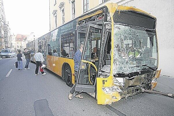 Das tonnenschwere Fahrzeug überrollte zuerst eine Ampel und stieß dann gegen das Haus.