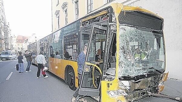 Das tonnenschwere Fahrzeug überrollte zuerst eine Ampel und stieß dann gegen das Haus. Das tonnenschwere Fahrzeug überrollte zuerst eine Ampel und stieß dann gegen das Haus.