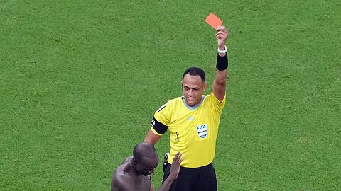 Schiedsrichter Ismail Eifath zeigt Kameruns bereits verwarntem Torschützen Vincent Aboubakar für das Trikotausziehen die Gelb-Rote Karte.