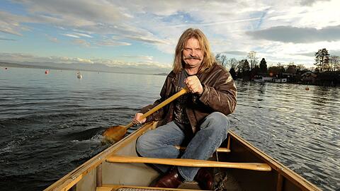 Jeden Tag im Jahr geht er zwei Mal täglich im Starnberger See Kanu fahren und/oder schwimmen: Vielleicht erklärt das auch, warum Hitkomponist und Musiker Leslie Mandoki noch nie beim Arzt gewesen ist.