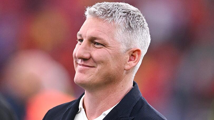 Bastian Schweinsteiger scheint mit dem Liebes-Aus von Ana Ivanovic gut zurechtzukommen. Jetzt zeigt er sich gut gelaunt am Set einer beliebten bayerischen Krimi-Serie.
