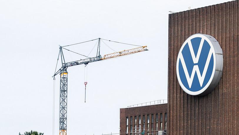 Bei Volkswagen hat es überraschend eine Einigung über die Sanierungspläne des Vorstands gegeben. (Archivbild) Bei Volkswagen hat es überraschend eine Einigung über die Sanierungspläne des Vorstands gegeben. (Archivbild)