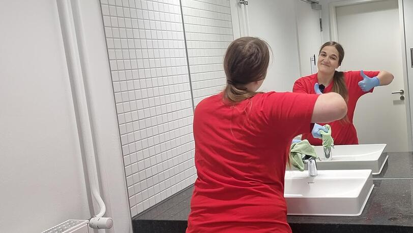 Alles okay: Bayern-SPD-Vorsitzende Ronja Endres putzt das Waschbecken in den "Bavaria Towers" in Steinhausen.