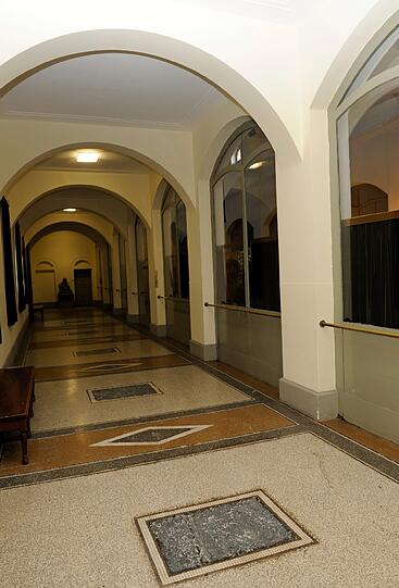 In der Aufbahrungshalle auf dem Münchner Nordfriedhof steht der Sarg des Sängers und Schauspielers Johannes Heesters hinter einem schwarzen Vorhang.