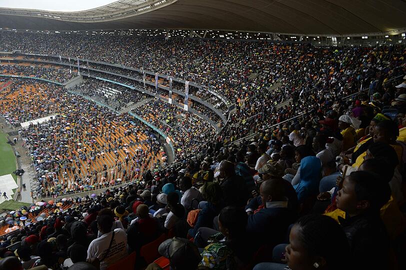 Trotz strömendem Regen sind die Massen nach Johannesburg ins Stadion gekommen.