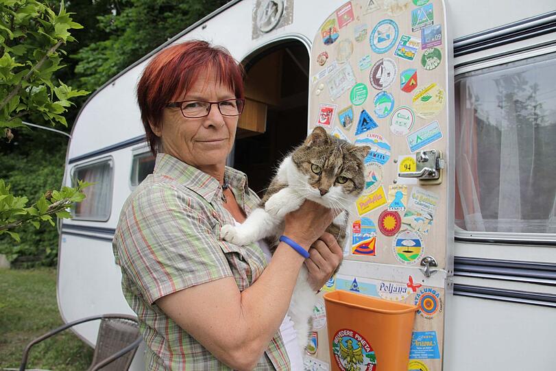 Vorübergehend hat Lilli Helminger sogar im Wohnwagen gelebt. Kater Oscar ist inzwischen gestorben: "Ihm machte alles sehr zu schaffen."