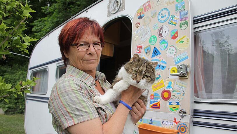 Vorübergehend hat Lilli Helminger sogar im Wohnwagen gelebt. Kater Oscar ist inzwischen gestorben: "Ihm machte alles sehr zu schaffen." Vorübergehend hat Lilli Helminger sogar im Wohnwagen gelebt. Kater Oscar ist inzwischen gestorben: "Ihm machte alles sehr zu schaffen."