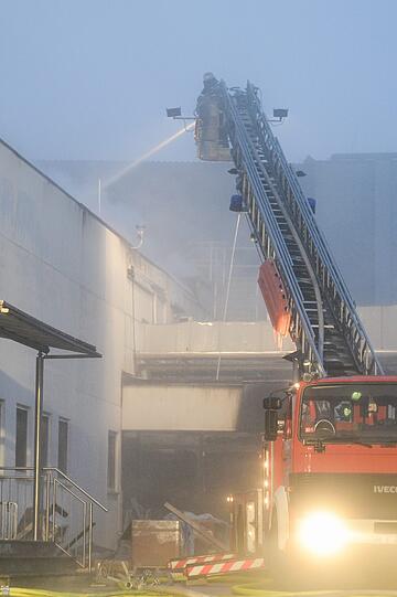 Wiesenhof-Schlachtbetrieb brennt ab: Bilder vom Feuer in Bogen bei Straubing...
