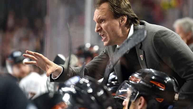 "Sie sind sehr gut gecoacht, Pavel Gross ist ein echtes Schlitzohr an der Bande", sagt EHC-Kapitän Michael Wolf über Finalgegner Grizzlys Wolfsburg. "Sie sind sehr gut gecoacht, Pavel Gross ist ein echtes Schlitzohr an der Bande", sagt EHC-Kapitän Michael Wolf über Finalgegner Grizzlys Wolfsburg.