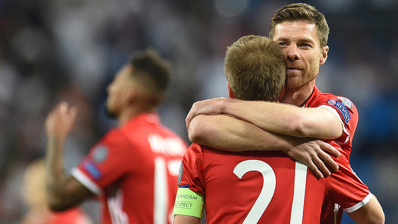 Nehmen gemeinsam Abschied gegen Freiburg: Xabi Alonso und Philipp Lahm.