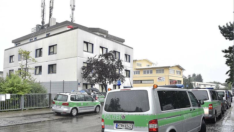 Polizei-Großeinsatz in Obersendling: Ein 25-Jähriger hatte in einem Facebook-Video davon gesprochen, Ausländer töten zu wollen. Polizei-Großeinsatz in Obersendling: Ein 25-Jähriger hatte in einem Facebook-Video davon gesprochen, Ausländer töten zu wollen.
