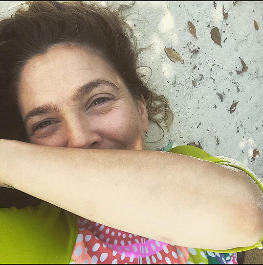 Drew Barrymore zeigt ihre Sommersprossen.