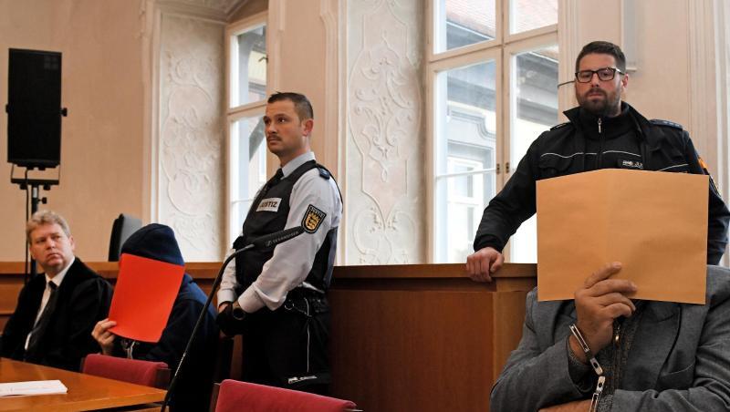Der angeklagte Vater (r) auf der Anklagebank, links Verteidiger Stephan Bauer mit einem der Söhne. Foto: Stefan Puchner/dpa/Archivbild Der angeklagte Vater (r) auf der Anklagebank, links Verteidiger Stephan Bauer mit einem der Söhne. Foto: Stefan Puchner/dpa/Archivbild