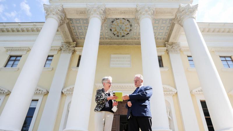 Ministerpräsident Reiner Haseloff und Kulturstiftungs-Direktorin Brigitte Mang vor dem fertig restaurierten Schloss Wörlitz. Ministerpräsident Reiner Haseloff und Kulturstiftungs-Direktorin Brigitte Mang vor dem fertig restaurierten Schloss Wörlitz.