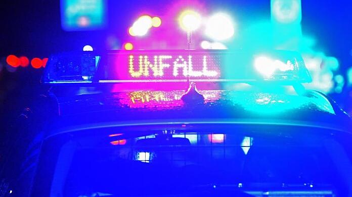 Blaulicht und der LED-Schriftzug "Unfall" auf dem Dach eines Polizeistreifenwagens. (Symbolbild)