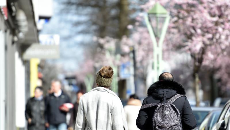 Menschen spazieren in Essen und genießen das sonnige Wetter.